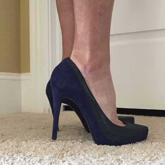 BCBG Shoes - BCBG two tone blue/black pumps